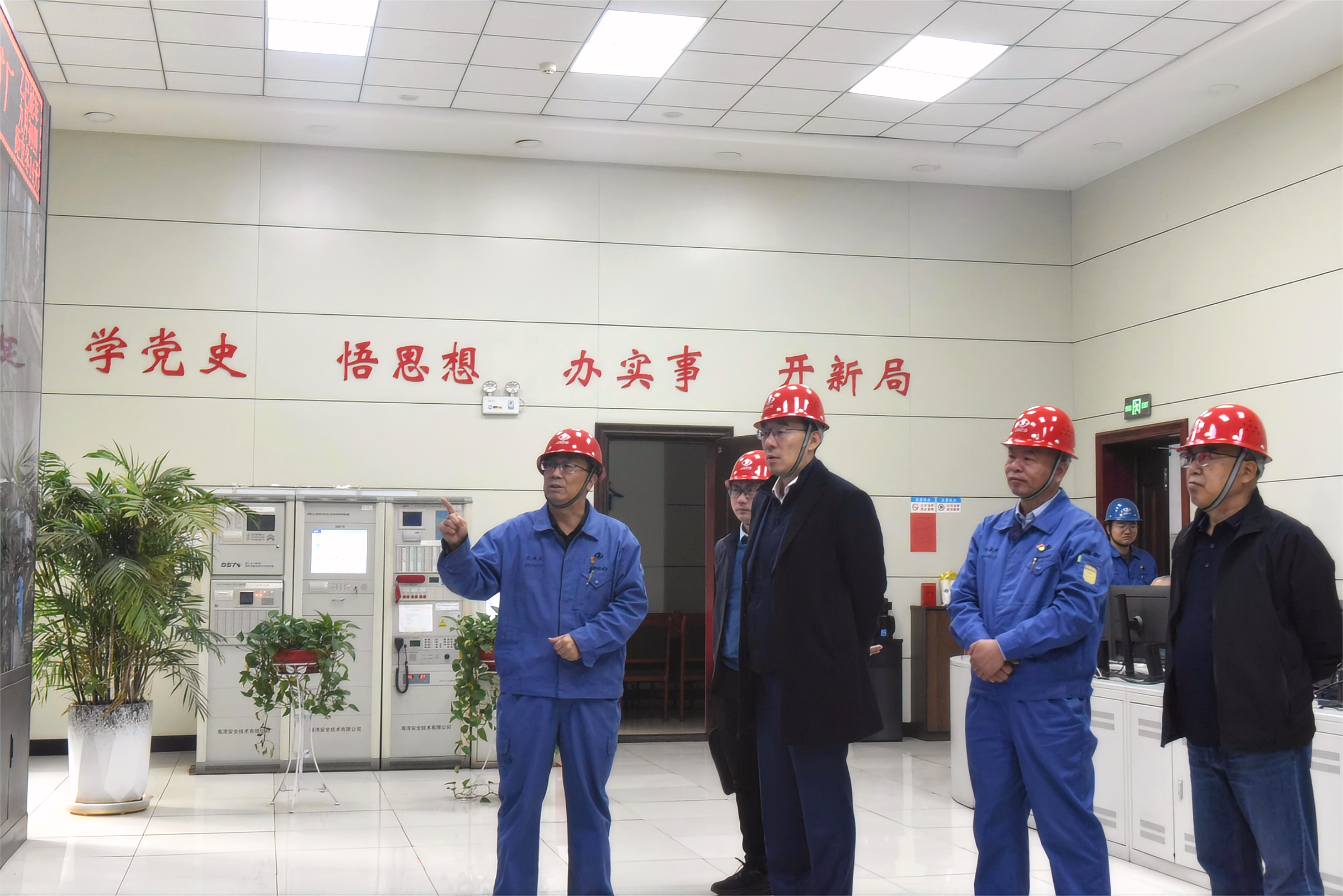 滕磊帶隊(duì)拜訪酒鋼(gang)集(ji)團(tuán) 交流選礦新(xin)技(ji)術(shù)應用(yong)